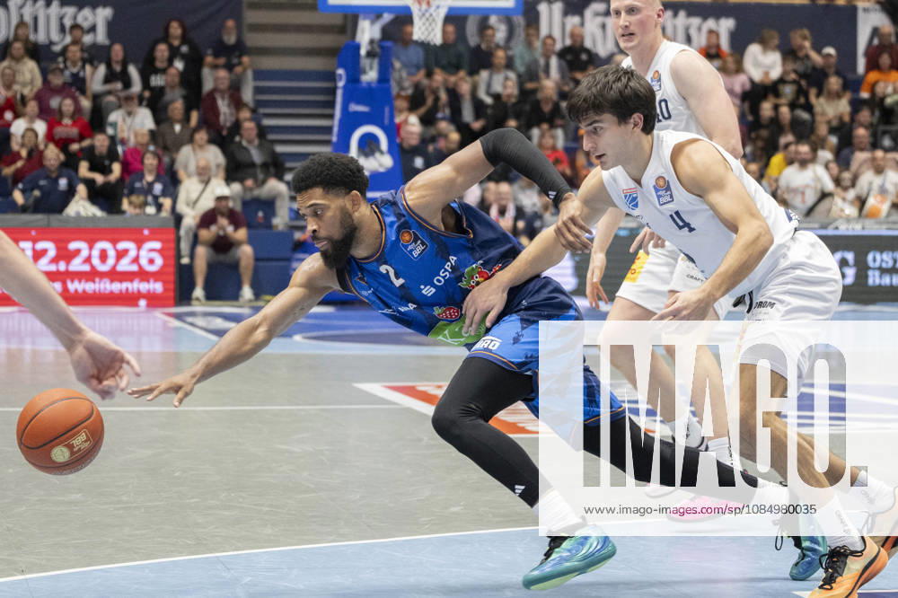EasyCredit Basketball Bundesliga 2026–2027: Syntainics MBC vs. Rostock Seawolves, Weissenfels, Germany, October 24, 2026. Pictured from left: Zach Copeland of Rostock and Vuk Radojicic of Weissenfels in a one-on-one battle. Weissenfels City Hall, Weissenfels, Saxony-Anhalt, Germany