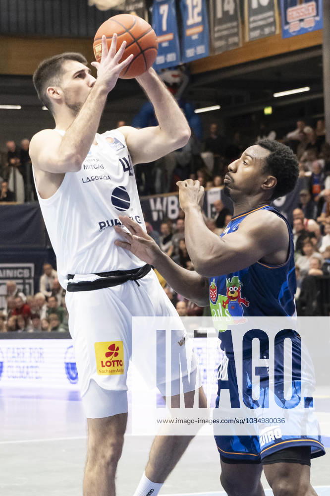 EasyCredit Basketball Bundesliga 2026–2027: Syntainics MBC vs. Rostock Seawolves, Weissenfels, Germany, October 24, 2026. Pictured, from left: Jure Planinic (Weissenfels) and Jonathan Stove (Rostock). Weissenfels City Hall, Weissenfels, Saxony-Anhalt, Germany