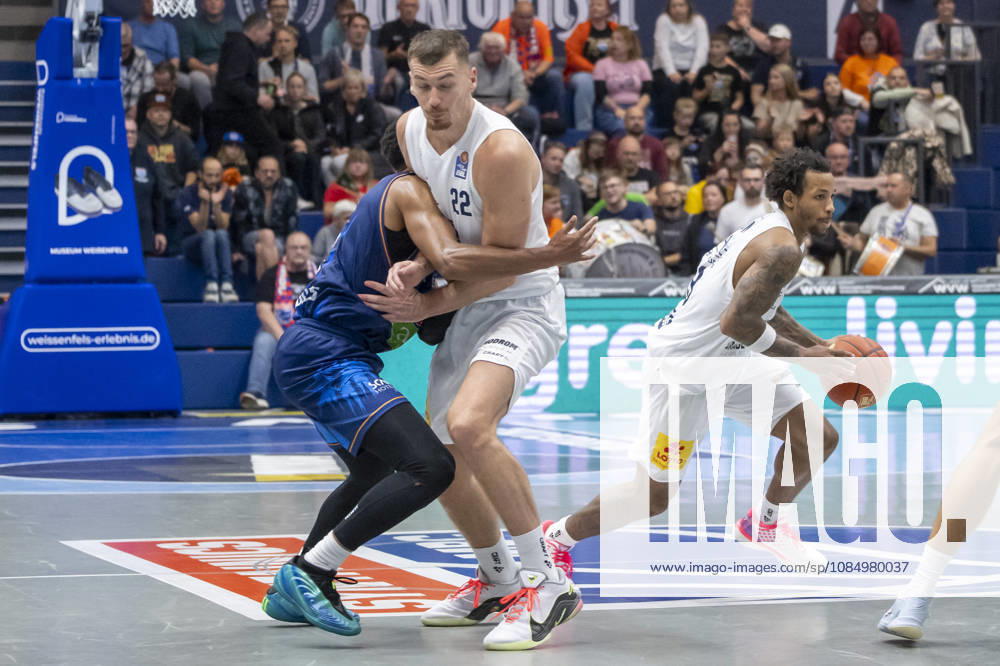 EasyCredit Basketball Bundesliga 2026–2027: Syntainics MBC vs. Rostock Seawolves, Weissenfels, Germany, October 24, 2026. Pictured, from left, in a one-on-one matchup: Zach Copeland (Rostock), Borisa Simanic (Weissenfels) and DeLonnie Hunt (Weissenfels) in a one-on-one battle. Weissenfels Stadthalle, Weissenfels, Saxony-Anhalt, Germany