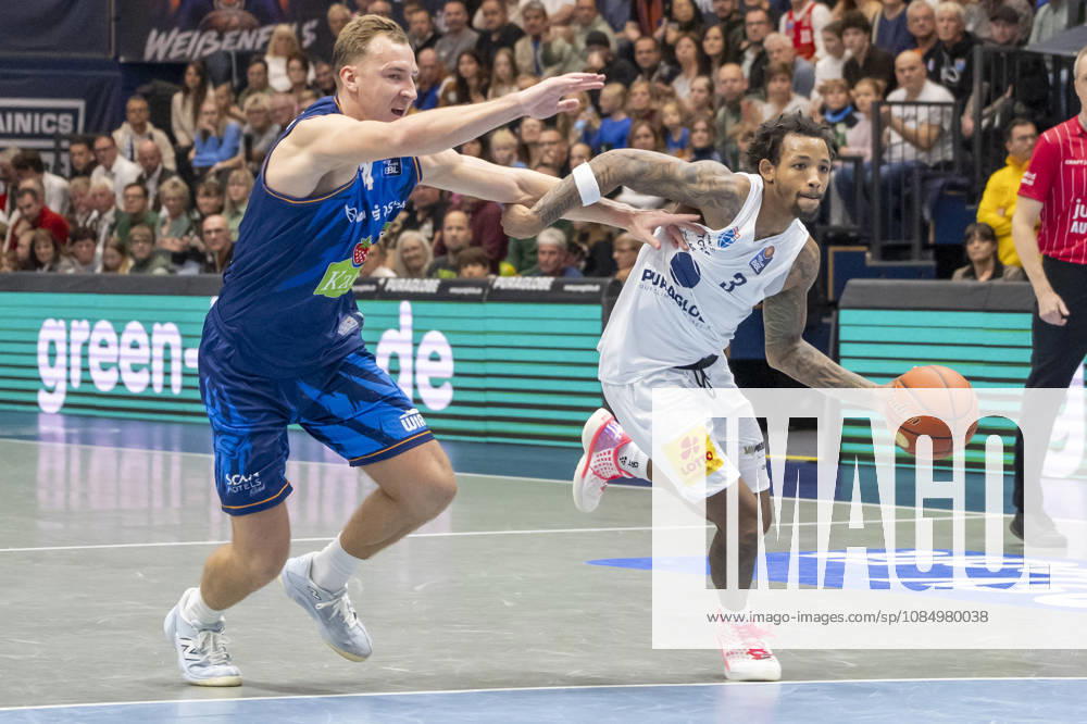 EasyCredit Basketball Bundesliga 2026–2027: Syntainics MBC vs. Rostock Seawolves, Weissenfels, Germany, October 24, 2026. Pictured, from left: Artur Konontsuk (Rostock) and DeLonnie Hunt (Weissenfels). Weissenfels Stadthalle, Weissenfels, Saxony-Anhalt, Germany