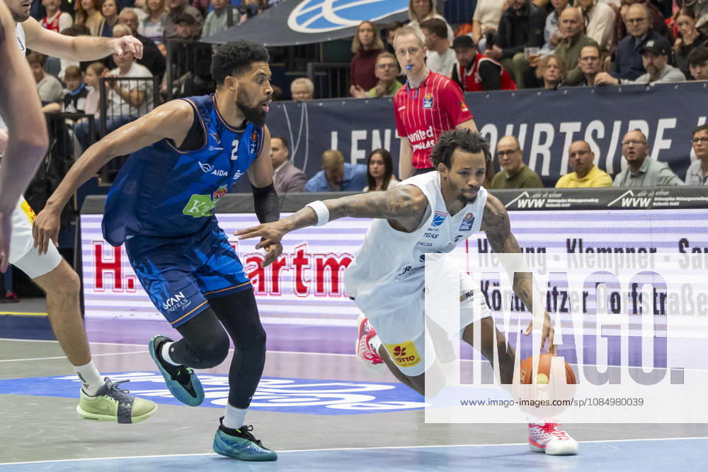 EasyCredit Basketball Bundesliga 2026–2027: Syntainics MBC vs. Rostock Seawolves, Weissenfels, Germany, October 24, 2026. Pictured, from left: Zach Copeland (Rostock) and DeLonnie Hunt (Weissenfels). Weissenfels Stadthalle, Weissenfels, Saxony-Anhalt, Germany