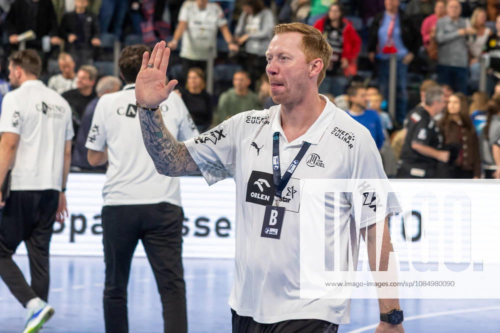 Boerge Lund of THW Kiel, the coach, high-fives his team after the game ends GER, HC Erlangen vs. THW Kiel, Handball, Opel Handball Bundesliga, Matchday 10, 2026–2027 Season, October 24, 2026 GER, HC Erlangen vs. THW Kiel, Handball, Opel Handball Bundesliga, Matchday 10, 2026–2027 season, October 24, 2026, Nuremberg
