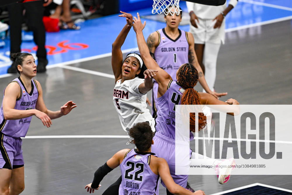 ATLANTA, GA - OCTOBER 24: Atlanta forward Angel Reese (5) drives to the basket during Game Four of the WNBA, Basketball Damen, USA finals between the Golden State Valkyries and the Atlanta Dream on October 24th, 2026 at State Farm Arena in Atlanta, GA. (Photo by Rich von Biberstein Icon Sportswire) WNBA: OCT 24 Finals Golden State Valkyries at Atlanta Dream Icon261024016