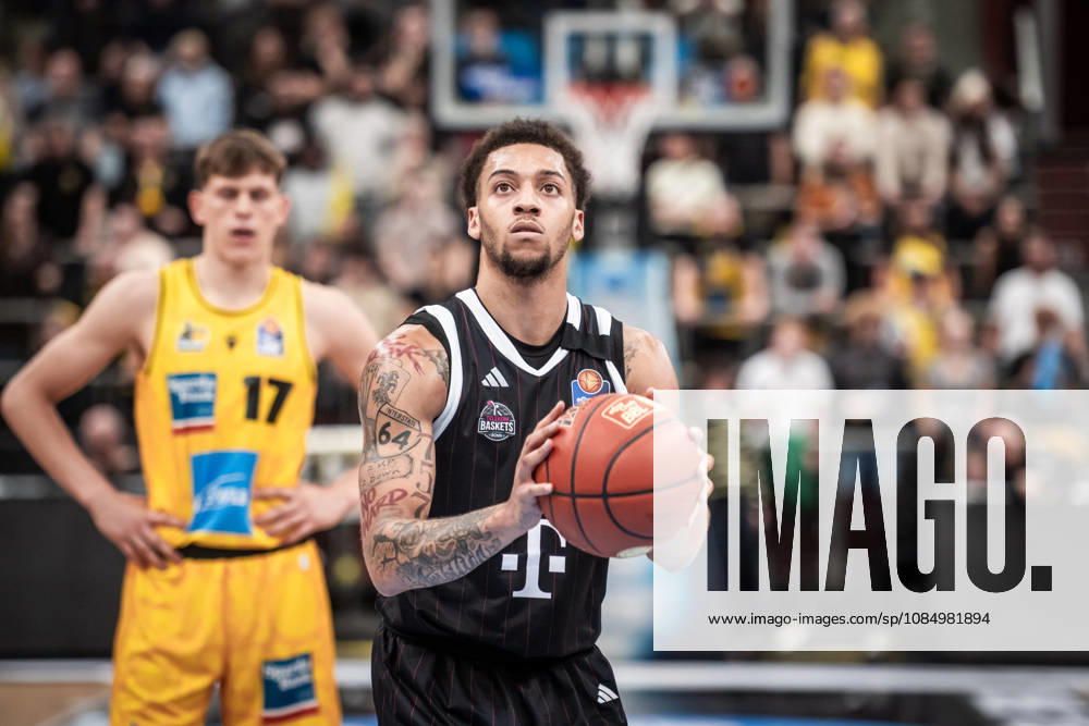 Alijah Comithier, Telekom Baskets Bonn, 02 free throw, blurred in the background: Julis Baumer, MHP RIESEN Ludwigsburg, 17 GER, MHP Riesen Ludwigsburg vs. Telekom Baskets Bonn, Basketball Bundesliga, easycredit BBL, Matchday 6, 2026–2027 season, October 24, 2026 GER, MHP Riesen Ludwigsburg vs. Telekom Baskets Bonn, Basketball Bundesliga, easycredit BBL, Matchday 6, 2026–2027 season, October 24, 2026 Ludwigsburg
