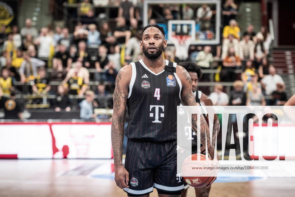 Jeff Garrett Jr., Telekom Baskets Bonn, 04: Fully focused before a free throw, looking toward the basket (GER), MHP Riesen Ludwigsburg vs. Telekom Baskets Bonn, Basketball Bundesliga, easycredit BBL, Matchday 6, 2026–2027 season, October 24, 2026 GER, MHP Riesen Ludwigsburg vs. Telekom Baskets Bonn, Basketball Bundesliga, easycredit BBL, Matchday 6, 2026–2027 season, October 24, 2026 Ludwigsburg