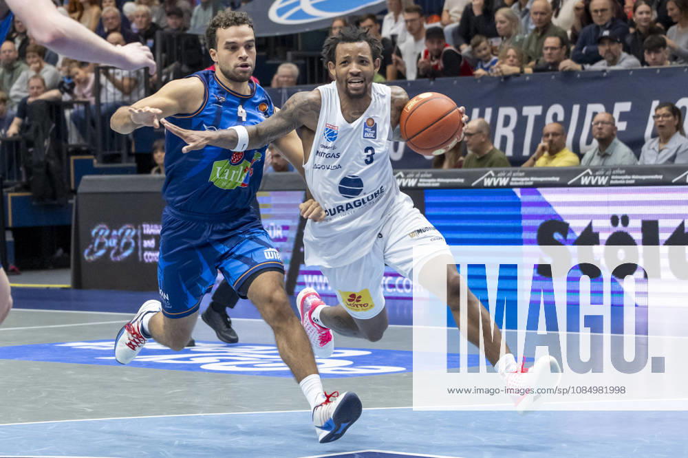 EasyCredit Basketball Bundesliga 2026–2027: Syntainics MBC vs. Rostock Seawolves, Weissenfels, Germany, October 24, 2026. Pictured from left: Elias Baggette of Rostock and DeLonnie Hunt of Weissenfels in a one-on-one battle. Weissenfels City Hall, Weissenfels, Saxony-Anhalt, Germany