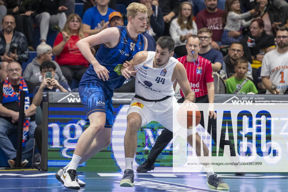 EasyCredit Basketball Bundesliga 2026–2027: Syntainics MBC vs. Rostock Seawolves, Weissenfels, Germany, October 24, 2026. Pictured, from left, in a one-on-one matchup: Bent Leuchten (Rostock) and Jure Planinic (Weissenfels). Weissenfels City Hall, Weissenfels, Saxony-Anhalt, Germany