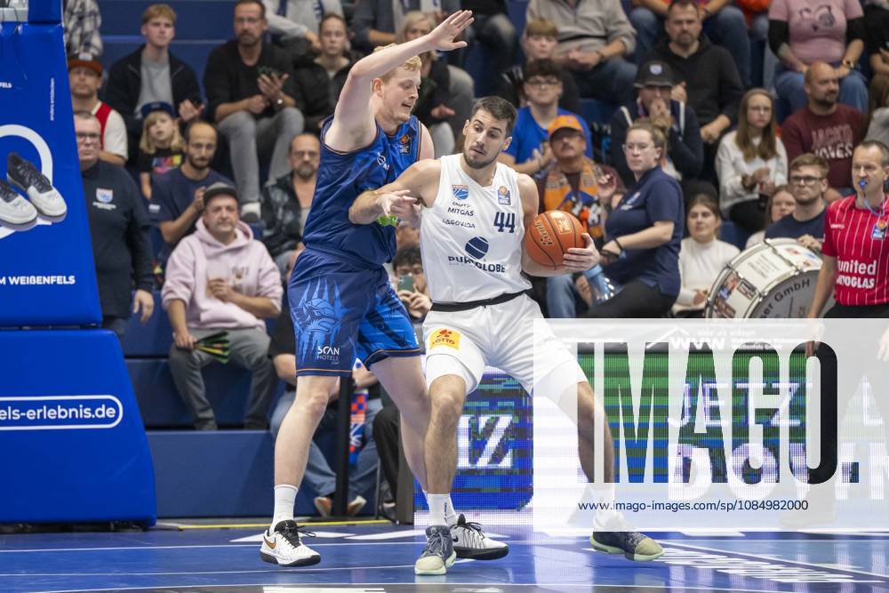 EasyCredit Basketball Bundesliga 2026–2027: Syntainics MBC vs. Rostock Seawolves, Weissenfels, Germany, October 24, 2026. Pictured, from left, in a one-on-one matchup: Bent Leuchten (Rostock) and Jure Planinic (Weissenfels). Weissenfels City Hall, Weissenfels, Saxony-Anhalt, Germany