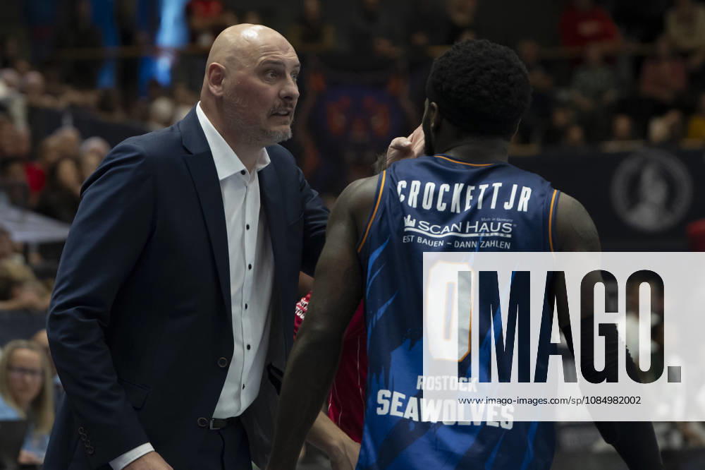 EasyCredit Basketball Bundesliga 2026–2027: Syntainics MBC vs. Rostock Seawolves, Weissenfels, Germany, October 24, 2026. Pictured from left: Head Coach Przemyslaw Frasunkiewicz (Rostock) and TJ Jr. Crockett (Rostock). Weissenfels City Hall, Weissenfels, Saxony-Anhalt, Germany