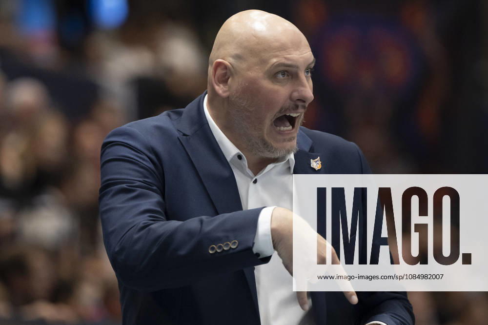EasyCredit Basketball Bundesliga 2026–2027: Syntainics MBC vs. Rostock Seawolves, Weissenfels, Germany, October 24, 2026. Pictured: Rostock Head Coach Przemyslaw Frasunkiewicz gesturing at the Weissenfels City Hall in Weissenfels, Saxony-Anhalt, Germany
