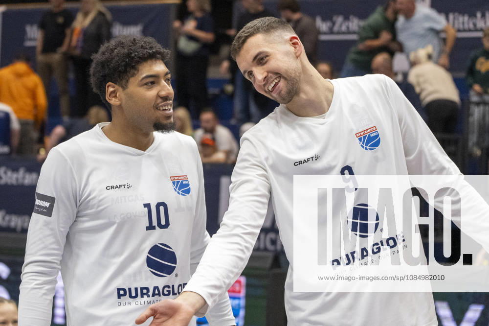 EasyCredit Basketball Bundesliga 2026–2027: Syntainics MBC vs. Rostock Seawolves Weissenfels, Germany, October 24, 2026. Pictured from left: Kostja Mushidi (Weissenfels) and Kresimir Nikic (Weissenfels), laughing, smiling, in good spirits, grinning, Weissenfels City Hall, Weissenfels, Saxony-Anhalt, Germany