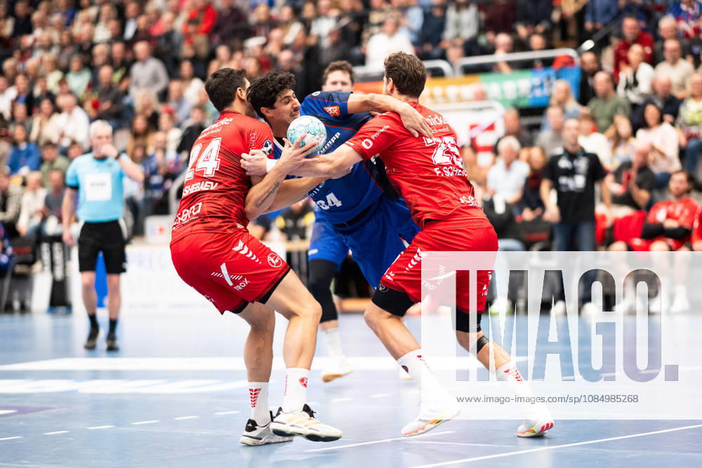 Yonatan Dayan, HBW Balingen Weilstetten, 34, at the circle, under heavy pressure from Daniel Dujshebaev, MT Melsungen 24, and Olle Forsell Schefvert, MT Melsungen 25, HBW Balingen Weilstetten vs. MT Melsungen GER, Opel 1 Handball Bundesliga, Championship, Matchday 10, 2026–2027 season, October 24, 2026, Eibner Press Photo by Andreas Ulmer: HBW Balingen Weilstetten vs. MT Melsungen GER, Opel 1 Handball Bundesliga, Championship, Matchday 10, 2026–2027 Season, October 24, 2026, Balingen
