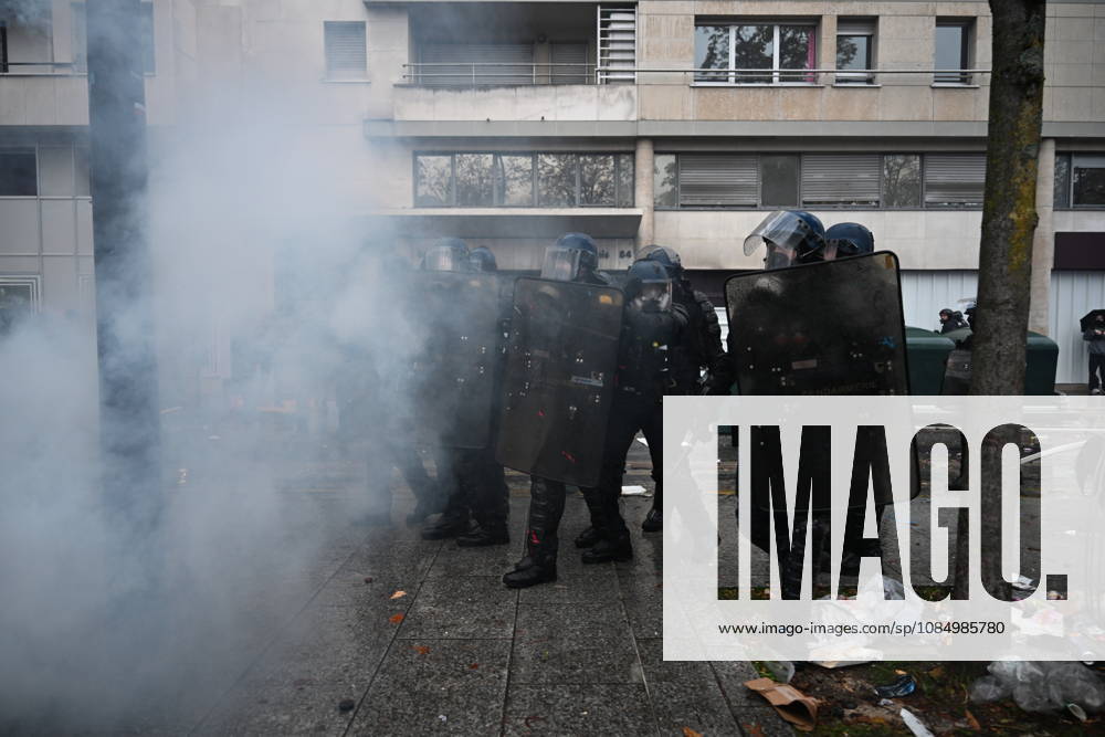 Police intervene in demonstrators amid ongoing protests in Paris PARIS, FRANCE - OCTOBER 24: Police clash with protesters with tear gas during a demonstration amid ongoing social and political tensions in Paris, France, on October 24, 2026. Mouneb Taim Anadolu Paris France. Editorial use only. Please get in touch for any other usage.