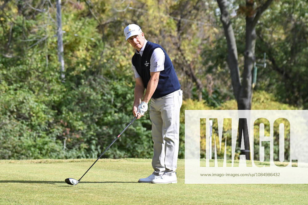 ST. LOUIS , MO - OCTOBER 24: David Toms of the United States lines up his tee shot on the fifth hole during the second round of the PGA, Golf Herren TOUR Champions Stifel Charity Classic on Saturday October 24th, 2026 at Norwood Hills Country Club in St. Louis, MO (Photo by Rick Ulreich Icon Sportswire) GOLF: OCT 24 PGA TOUR Champions Stifel Charity Classic Icon3964212