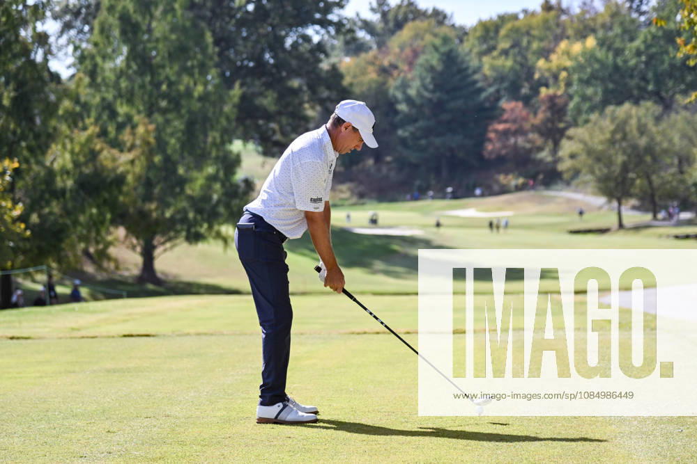ST. LOUIS , MO - OCTOBER 24: Steven Alker of New Zealand lines up his tee shot on the fifth green during the second round of the PGA, Golf Herren TOUR Champions Stifel Charity Classic on Saturday October 24th, 2026 at Norwood Hills Country Club in St. Louis, MO (Photo by Rick Ulreich Icon Sportswire) GOLF: OCT 24 PGA TOUR Champions Stifel Charity Classic Icon4129222