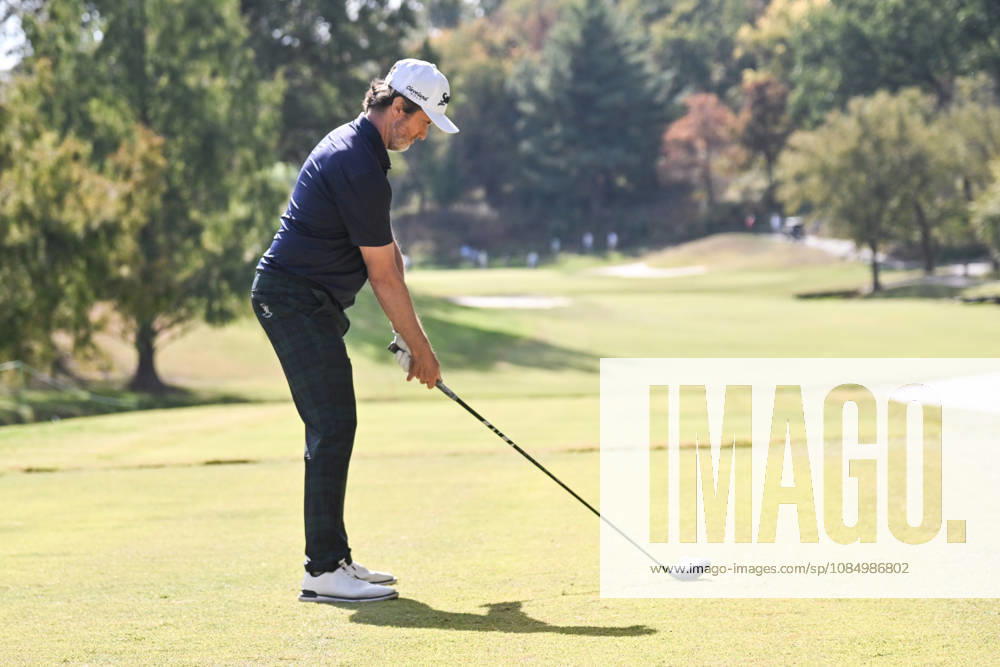 ST. LOUIS , MO - OCTOBER 24: Mark Hensby of Australia lines up his tee shot on the fifth hole during the second round of the PGA, Golf Herren TOUR Champions Stifel Charity Classic on Saturday October 24th, 2026 at Norwood Hills Country Club in St. Louis, MO (Photo by Rick Ulreich Icon Sportswire) GOLF: OCT 24 PGA TOUR Champions Stifel Charity Classic Icon4302248
