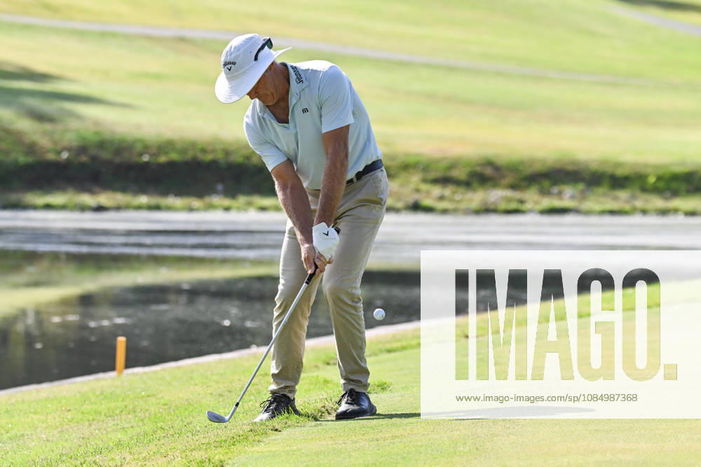 ST. LOUIS , MO - OCTOBER 24: Stuart Appleby of Australia chips onto the fourth green during the second round of the PGA, Golf Herren TOUR Champions Stifel Charity Classic on Saturday October 24th, 2026 at Norwood Hills Country Club in St. Louis, MO (Photo by Rick Ulreich Icon Sportswire) GOLF: OCT 24 PGA TOUR Champions Stifel Charity Classic Icon5541201