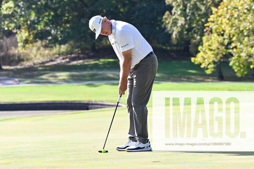 ST. LOUIS , MO - OCTOBER 24: Ernie Els of South Africa puts on the fourth green during the second round of the PGA, Golf Herren TOUR Champions Stifel Charity Classic on Saturday October 24th, 2026 at Norwood Hills Country Club in St. Louis, MO (Photo by Rick Ulreich Icon Sportswire) GOLF: OCT 24 PGA TOUR Champions Stifel Charity Classic Icon5579203