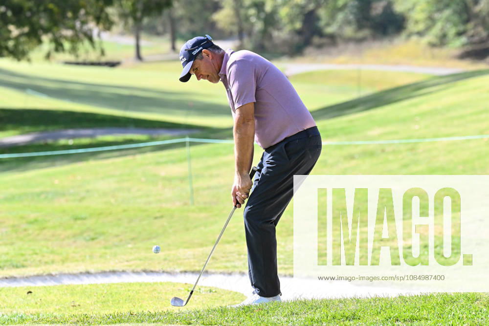 ST. LOUIS , MO - OCTOBER 24: Padraig Harrington of Ireland chips onto the fourth green during the second round of the PGA, Golf Herren TOUR Champions Stifel Charity Classic on Saturday October 24th, 2026 at Norwood Hills Country Club in St. Louis, MO (Photo by Rick Ulreich Icon Sportswire) GOLF: OCT 24 PGA TOUR Champions Stifel Charity Classic Icon5617209