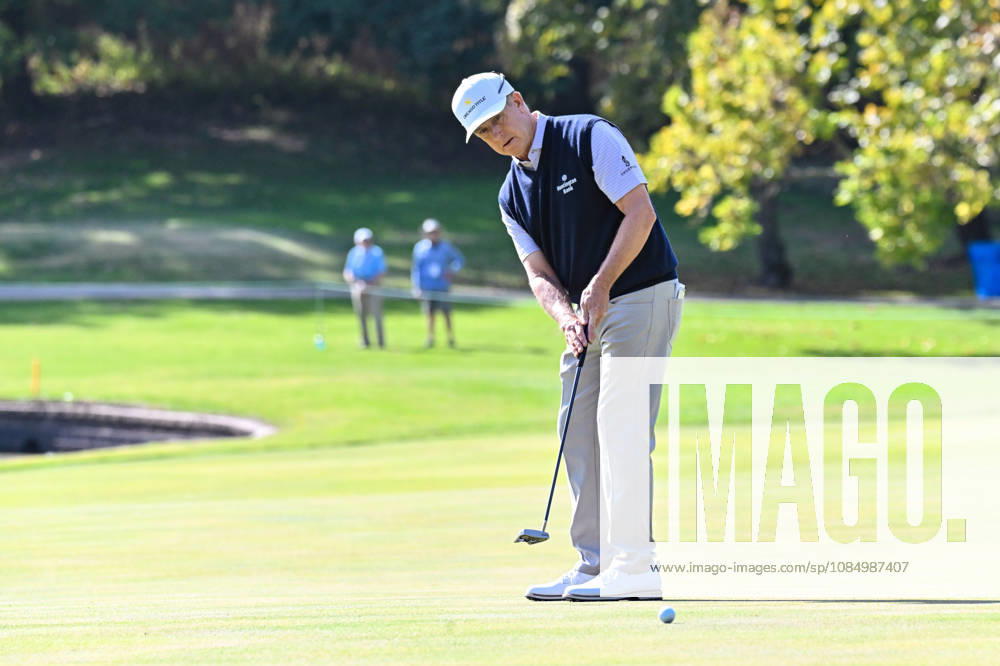 ST. LOUIS , MO - OCTOBER 24: David Toms of the United States puts on the fourth green during the second round of the PGA, Golf Herren TOUR Champions Stifel Charity Classic on Saturday October 24th, 2026 at Norwood Hills Country Club in St. Louis, MO (Photo by Rick Ulreich Icon Sportswire) GOLF: OCT 24 PGA TOUR Champions Stifel Charity Classic Icon5645210
