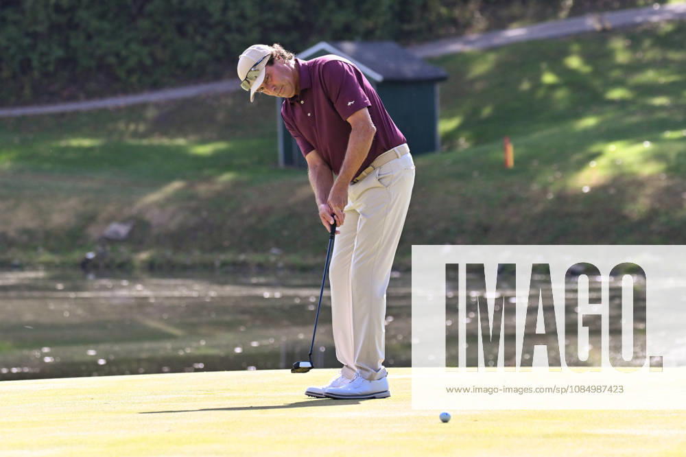 ST. LOUIS , MO - OCTOBER 24: Stephen Ames of Canada putts on the fourth green during the second round of the PGA, Golf Herren TOUR Champions Stifel Charity Classic on Saturday October 24th, 2026 at Norwood Hills Country Club in St. Louis, MO (Photo by Rick Ulreich Icon Sportswire) GOLF: OCT 24 PGA TOUR Champions Stifel Charity Classic Icon5760218