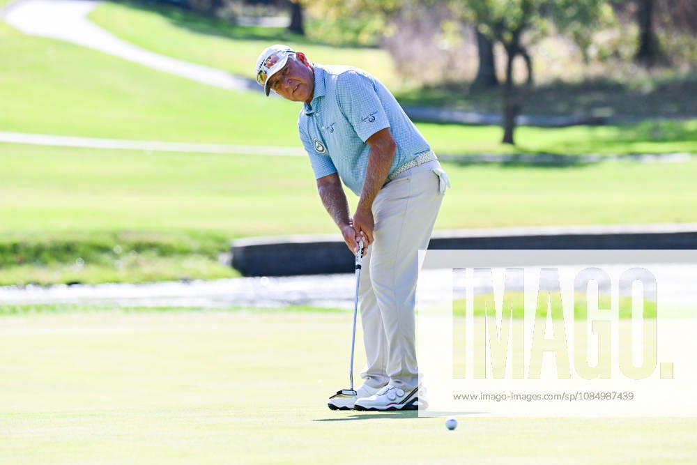 ST. LOUIS , MO - OCTOBER 24: Scott Parel of the United States putts on the fourth green during the second round of the PGA, Golf Herren TOUR Champions Stifel Charity Classic on Saturday October 24th, 2026 at Norwood Hills Country Club in St. Louis, MO (Photo by Rick Ulreich Icon Sportswire) GOLF: OCT 24 PGA TOUR Champions Stifel Charity Classic Icon5831225