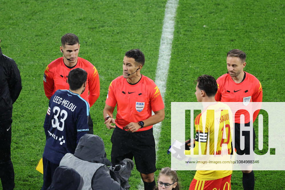 Pierre LEES-MELOU (Paris FC) et Florian THAUVIN (RC Lens) avec les arbitres lors du match RC Lens vs Paris FC, Ligue 1, stade Bollaert-Delelis, le 24 octobre 2026 - photo Laurent Sanson PsnewZ