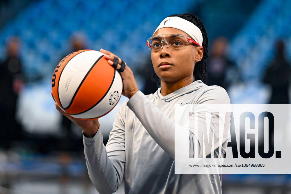 ATLANTA, GA - OCTOBER 24: Atlanta guard Allisha Gray (15) warms up prior to the start of Game Four of the WNBA, Basketball Damen, USA finals between the Golden State Valkyries and the Atlanta Dream on October 24th, 2026 at State Farm Arena in Atlanta, GA. (Photo by Rich von Biberstein Icon Sportswire) WNBA: OCT 24 Finals Golden State Valkyries at Atlanta Dream Icon261024024