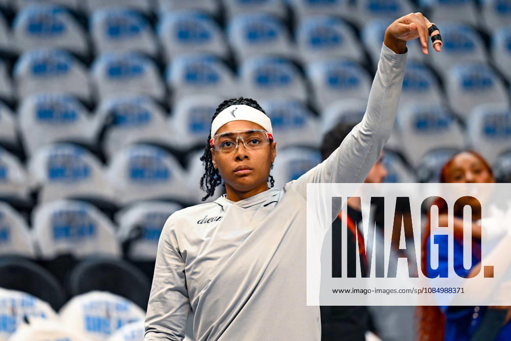 ATLANTA, GA - OCTOBER 24: Atlanta guard Allisha Gray (15) warms up prior to the start of Game Four of the WNBA, Basketball Damen, USA finals between the Golden State Valkyries and the Atlanta Dream on October 24th, 2026 at State Farm Arena in Atlanta, GA. (Photo by Rich von Biberstein Icon Sportswire) WNBA: OCT 24 Finals Golden State Valkyries at Atlanta Dream Icon261024025