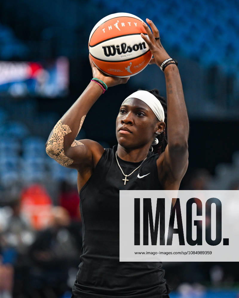 ATLANTA, GA - OCTOBER 24: Atlanta guard Rhyne Howard (10) warms up prior to the start of Game Four of the WNBA, Basketball Damen, USA finals between the Golden State Valkyries and the Atlanta Dream on October 24th, 2026 at State Farm Arena in Atlanta, GA. (Photo by Rich von Biberstein Icon Sportswire) WNBA: OCT 24 Finals Golden State Valkyries at Atlanta Dream Icon261024034