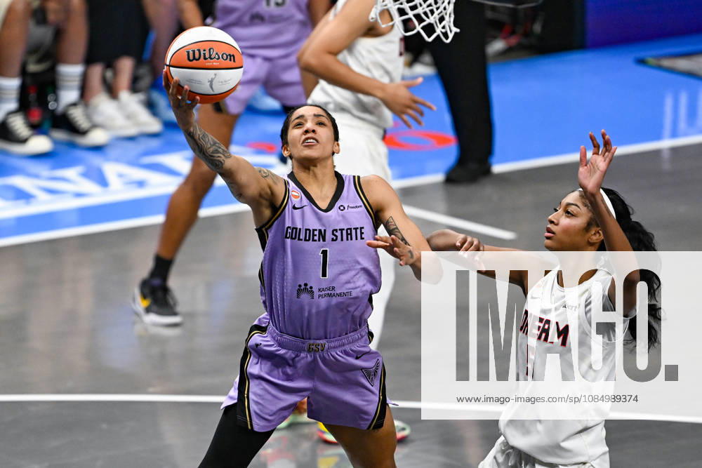 ATLANTA, GA - OCTOBER 24: Golden State forward Gabby Williams (1) drives to the basket against Atlanta forward Angel Reese (5) during Game Four of the WNBA, Basketball Damen, USA finals between the Golden State Valkyries and the Atlanta Dream on October 24th, 2026 at State Farm Arena in Atlanta, GA. (Photo by Rich von Biberstein Icon Sportswire) WNBA: OCT 24 Finals Golden State Valkyries at Atlanta Dream Icon261024036