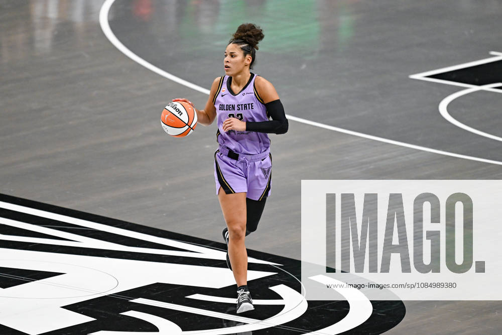 ATLANTA, GA - OCTOBER 24: Golden State guard Veronica Burton (22) brings the ball up the court during Game Four of the WNBA, Basketball Damen, USA finals between the Golden State Valkyries and the Atlanta Dream on October 24th, 2026 at State Farm Arena in Atlanta, GA. (Photo by Rich von Biberstein Icon Sportswire) WNBA: OCT 24 Finals Golden State Valkyries at Atlanta Dream Icon261024037