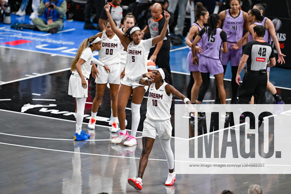 ATLANTA, GA - OCTOBER 24: Atlanta guard Rhyne Howard (10) and forward Angel Reese (5) encourage the fans to cheer during Game Four of the WNBA, Basketball Damen, USA finals between the Golden State Valkyries and the Atlanta Dream on October 24th, 2026 at State Farm Arena in Atlanta, GA. (Photo by Rich von Biberstein Icon Sportswire) WNBA: OCT 24 Finals Golden State Valkyries at Atlanta Dream Icon261024039