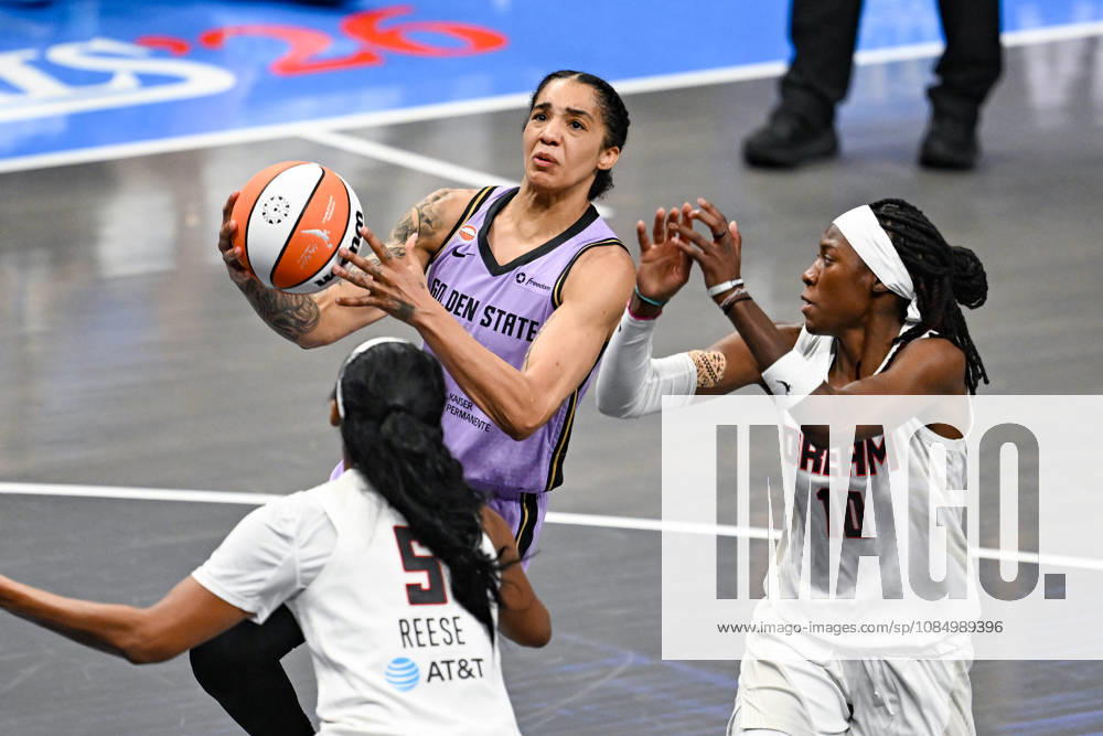 ATLANTA, GA - OCTOBER 24: Golden State forward Gabby Williams (1) drives to the basket during Game Four of the WNBA, Basketball Damen, USA finals between the Golden State Valkyries and the Atlanta Dream on October 24th, 2026 at State Farm Arena in Atlanta, GA. (Photo by Rich von Biberstein Icon Sportswire) WNBA: OCT 24 Finals Golden State Valkyries at Atlanta Dream Icon261024040