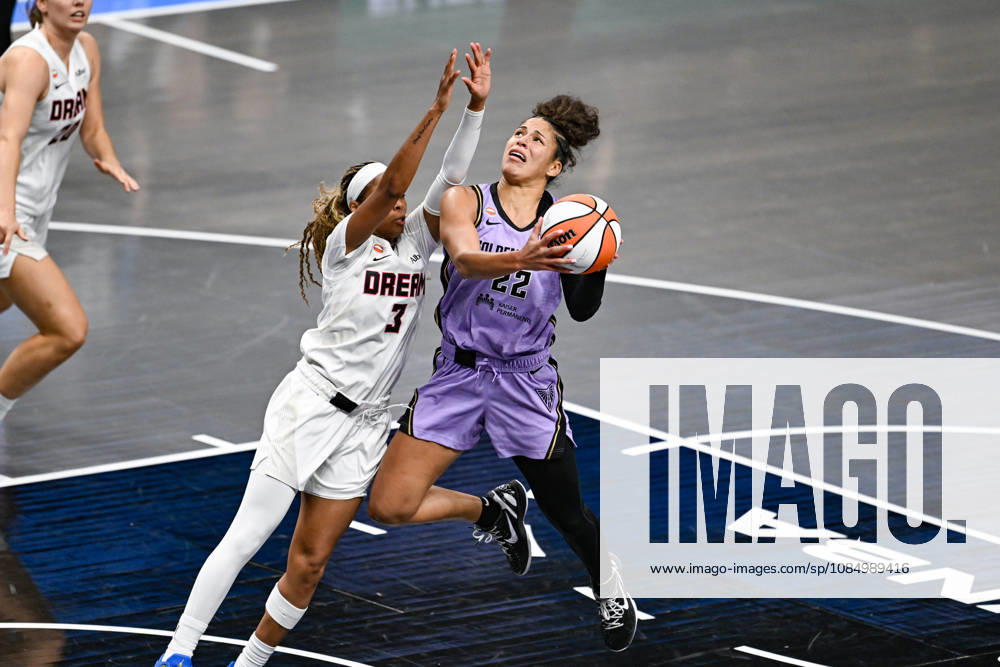 ATLANTA, GA - OCTOBER 24: Golden State guard Veronica Burton (22) drives to the basket against Atlanta guard Jordin Canada (3) during Game Four of the WNBA, Basketball Damen, USA finals between the Golden State Valkyries and the Atlanta Dream on October 24th, 2026 at State Farm Arena in Atlanta, GA. (Photo by Rich von Biberstein Icon Sportswire) WNBA: OCT 24 Finals Golden State Valkyries at Atlanta Dream Icon261024044