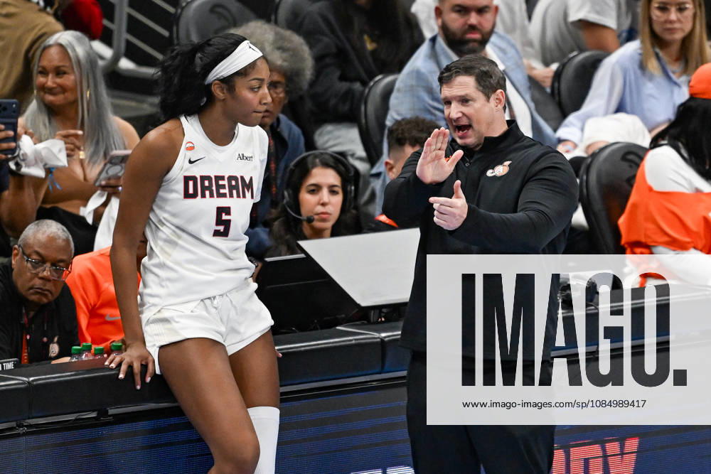 ATLANTA, GA - OCTOBER 24: Atlanta head coach Karl Smesko talks with forward Angel Reese (5) on the sideline during Game Four of the WNBA, Basketball Damen, USA finals between the Golden State Valkyries and the Atlanta Dream on October 24th, 2026 at State Farm Arena in Atlanta, GA. (Photo by Rich von Biberstein Icon Sportswire) WNBA: OCT 24 Finals Golden State Valkyries at Atlanta Dream Icon261024045