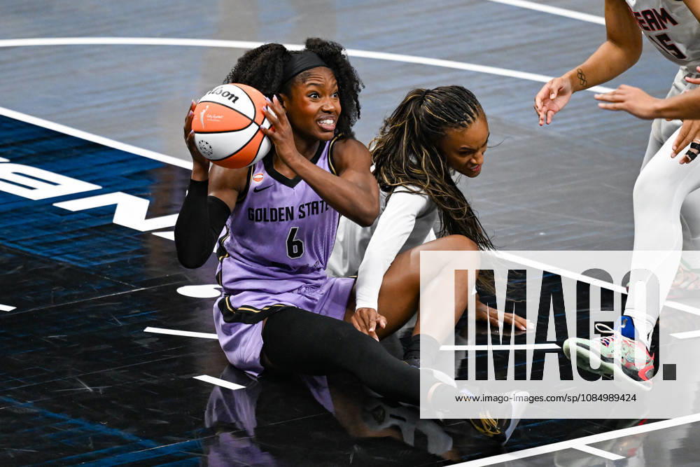 ATLANTA, GA - OCTOBER 24: Golden State guard Kaila Charles (6) fights for a loose ball during Game Four of the WNBA, Basketball Damen, USA finals between the Golden State Valkyries and the Atlanta Dream on October 24th, 2026 at State Farm Arena in Atlanta, GA. (Photo by Rich von Biberstein Icon Sportswire) WNBA: OCT 24 Finals Golden State Valkyries at Atlanta Dream Icon261024048