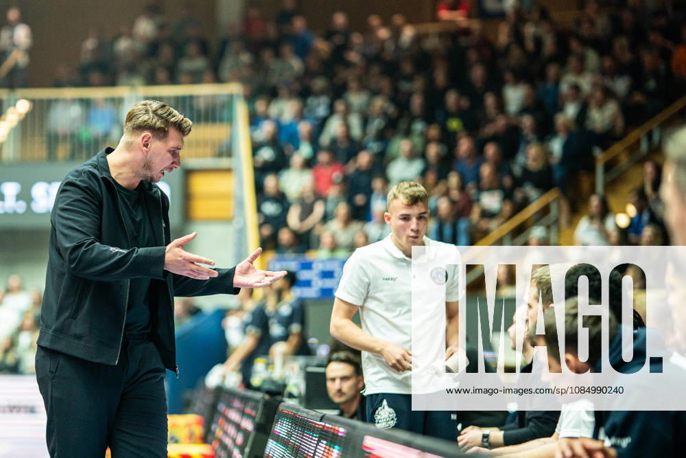 Florian Flabb of the Hakro Merlins Crailsheim, head coach, gives instructions to his bench; gestures, emotions, facial expressions; GER; Hakro Merlins Crailsheim vs. Eisbären Bremerhaven; basketball; 2nd Basketball Bundesliga ProA; men s; Matchday 6, 2026–2027 season, October 24, 2026, GER, Hakro Merlins Crailsheim vs. Eisbären Bremerhaven, basketball, 2nd Basketball Bundesliga ProA, men’s, Matchday 6, 2026–2027 season, October 24, 2026, Ilshofen