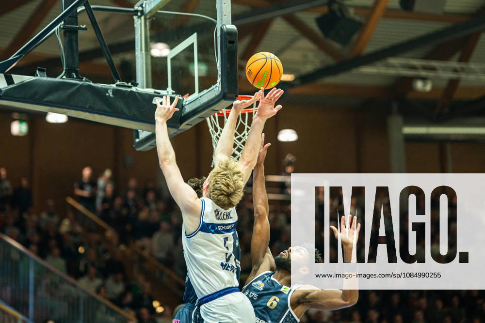 Nico Hoellerl of the Hakro Merlins Crailsheim (05) beats out Carlos Deshawn Carter of the Eisbären Bremerhaven (06) for the basket, GER, Hakro Merlins Crailsheim vs. Eisbären Bremerhaven, Basketball, 2nd Basketball Bundesliga ProA, Men s, Matchday 6, 2026–2027 season, October 24, 2026, GER, Hakro Merlins Crailsheim vs. Eisbären Bremerhaven, Basketball, 2nd Basketball Bundesliga ProA, Men’s, Matchday 6, 2026–2027 season, October 24, 2026, Ilshofen