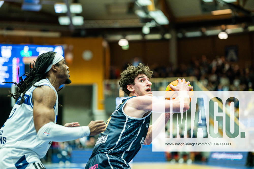 Dominic Parolin (Eisbaeren Bremerhaven), No. 9, facing off against Courtney Alexander (Hakro Merlins Crailsheim), No. 2, GER, Hakro Merlins Crailsheim vs. Eisbaeren Bremerhaven, Basketball, 2nd Basketball Bundesliga ProA, Men s, Matchday 6, 2026–2027 season, October 24, 2026, GER, Hakro Merlins Crailsheim vs. Eisbären Bremerhaven, Basketball, 2nd Basketball Bundesliga ProA, Men’s, Matchday 6, 2026–2027 season, October 24, 2026, Ilshofen