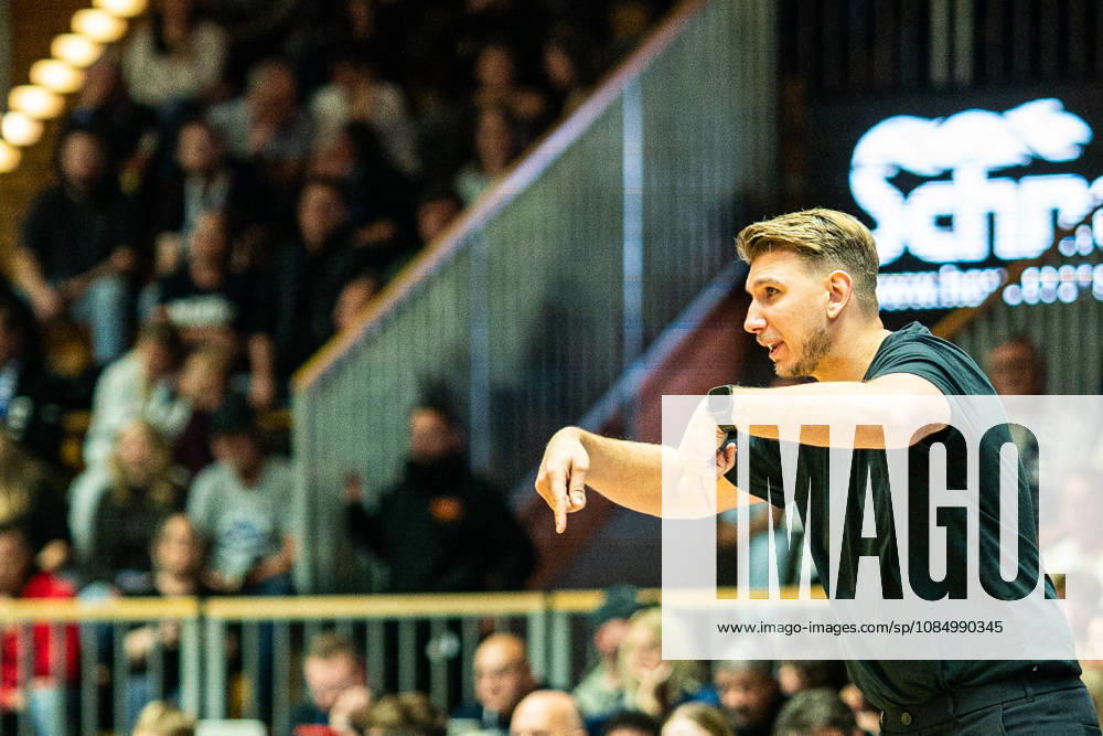 Florian Flabb, Head Coach of the Hakro Merlins Crailsheim, giving instructions, gestures, emotions, facial expressions, GER, Hakro Merlins Crailsheim vs. Eisbären Bremerhaven, basketball, 2nd Basketball Bundesliga ProA, men s, Matchday 6, 2026–2027 season, October 24, 2026, GER, Hakro Merlins Crailsheim vs. Eisbären Bremerhaven, basketball, 2nd Basketball Bundesliga ProA, men’s, Matchday 6, 2026–2027 season, October 24, 2026, Ilshofen