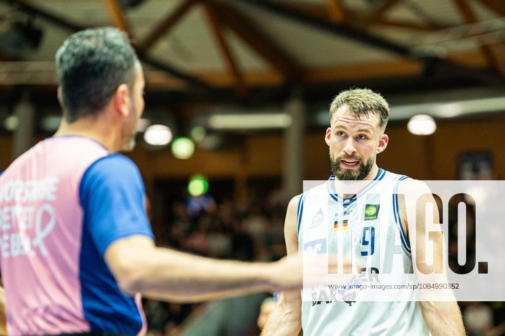 Hendrik Helge Drescher of the Hakro Merlins Crailsheim, No. 9, talking with one of the referees, GER, Hakro Merlins Crailsheim vs. Eisbären Bremerhaven, Basketball, 2nd Basketball Bundesliga ProA, Men s, Matchday 6, 2026–2027 season, October 24, 2026, GER, Hakro Merlins Crailsheim vs. Eisbären Bremerhaven, Basketball, 2nd Basketball Bundesliga ProA, Men’s, Matchday 6, 2026–2027 season, October 24, 2026, Ilshofen