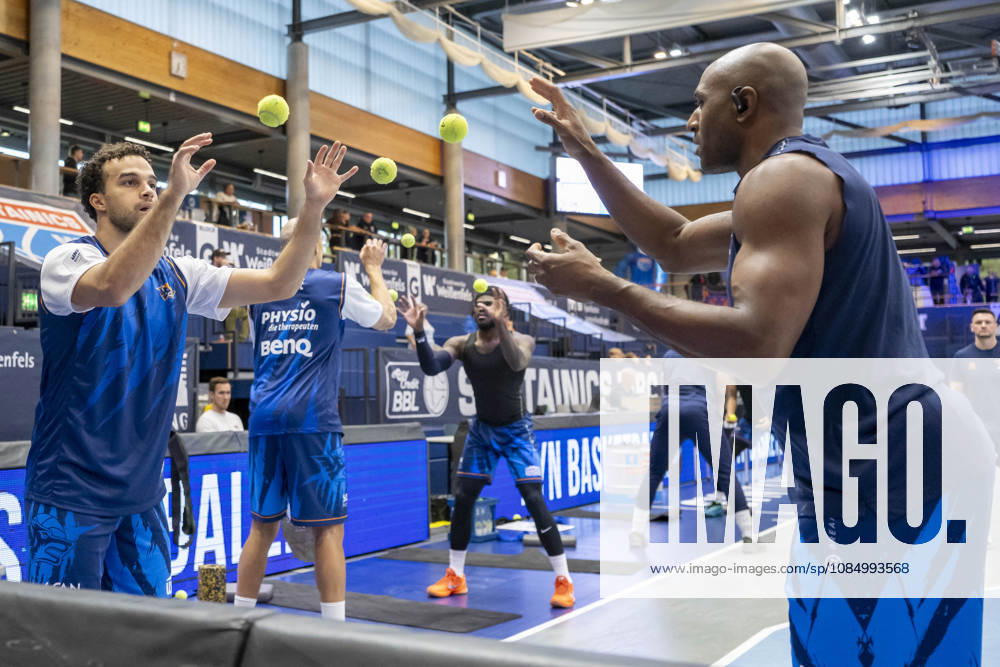 EasyCredit Basketball Bundesliga 2026–2027: Syntainics MBC vs. Rostock Seawolves, Weissenfels, Germany, October 24, 2026. Pictured, from left: Elias Baggette (Rostock) and De Andre Lansdowne (Rostock). Weissenfels Stadthalle, Weissenfels, Saxony-Anhalt, Germany