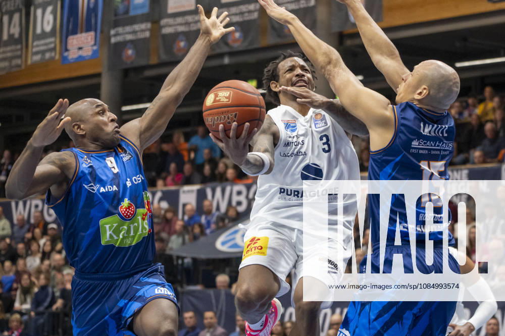 EasyCredit Basketball Bundesliga 2026–2027: Syntainics MBC vs. Rostock Seawolves, Weissenfels, Germany, October 24, 2026. Pictured, from left: Andre Lansdowne (Rostock), DeLonnie Hunt (Weissenfels) and Robin Amaize (Rostock), Weissenfels Stadthalle, Weissenfels, Saxony-Anhalt, Germany