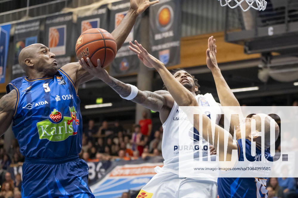 EasyCredit Basketball Bundesliga 2026–2027: Syntainics MBC vs. Rostock Seawolves, Weissenfels, Germany, October 24, 2026. Pictured, from left: Andre Lansdowne (Rostock), DeLonnie Hunt (Weissenfels) and Robin Amaize (Rostock), Weissenfels Stadthalle, Weissenfels, Saxony-Anhalt, Germany