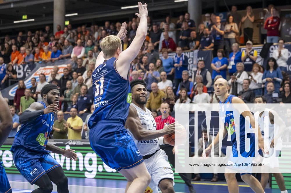 EasyCredit Basketball Bundesliga 2026–2027: Syntainics MBC vs. Rostock Seawolves, Weissenfels, Germany, October 24, 2026. Pictured, from left: Bent Leuchten (Rostock) and Anthony Gaines (Weissenfels). Weissenfels Stadthalle, Weissenfels, Saxony-Anhalt, Germany