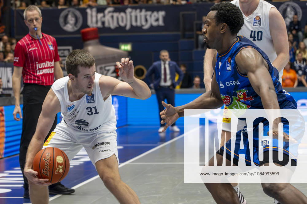 EasyCredit Basketball Bundesliga 2026–2027: Syntainics MBC vs. Rostock Seawolves, Weissenfels, Germany, October 24, 2026. Pictured, from left: Spencer Reaves (Weissenfels) and Zach Copeland (Rostock). Weissenfels Stadthalle, Weissenfels, Saxony-Anhalt, Germany
