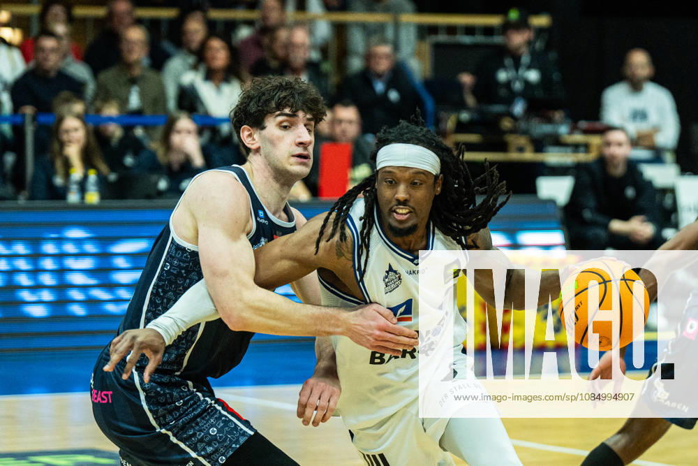 Courtney Alexander (Hakro Merlins Crailsheim, 02) defeats Dominic Parolin (Eisbaeren Bremerhaven, 09), GER, Hakro Merlins Crailsheim vs. Eisbaeren Bremerhaven, Basketball, 2nd Basketball Bundesliga ProA, Men s, Matchday 6, 2026–2027 season, October 24, 2026, GER, Hakro Merlins Crailsheim vs. Eisbären Bremerhaven, Basketball, 2nd Basketball Bundesliga ProA, Men’s, Matchday 6, 2026–2027 season, October 24, 2026, Ilshofen