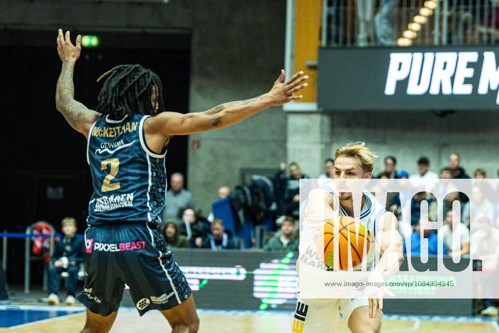 Lucas Mayer of the Hakro Merlins Crailsheim, No. 08, passing against the block by Corey McKeithan of the Eisbären Bremerhaven, No. 02, GER, Hakro Merlins Crailsheim vs. Eisbären Bremerhaven, Basketball, 2nd Basketball Bundesliga ProA, Men s, Matchday 6, 2026–2027 season, October 24, 2026, GER, Hakro Merlins Crailsheim vs. Eisbären Bremerhaven, Basketball, 2nd Basketball Bundesliga ProA, Men’s, Matchday 6, 2026–2027 season, October 24, 2026, Ilshofen