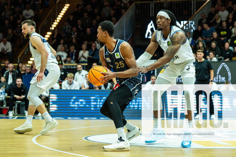 Jeremiah Oden of Eisbären Bremerhaven, 25, goes head-to-head with Courtney Alexander of Hakro Merlins Crailsheim, 02, GER, Hakro Merlins Crailsheim vs. Eisbären Bremerhaven, Basketball, 2nd Basketball Bundesliga ProA, Men s, Matchday 6, 2026–2027 season, October 24, 2026, GER, Hakro Merlins Crailsheim vs. Eisbären Bremerhaven, Basketball, 2nd Basketball Bundesliga ProA, Men’s, Matchday 6, 2026–2027 season, October 24, 2026, Ilshofen